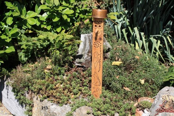 Insektenhotel, Ein lustiger Gesell, Gartenstele, Wildbienenhotel, Gartendeko