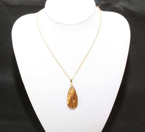 Holzschmuck mit goldfarbener Kette